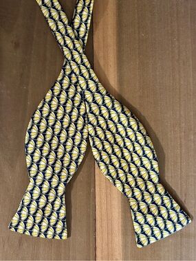 🌺 Vintage Hanauer Blue with Yellow & White Striped Umbrellas 100% silk bow tie